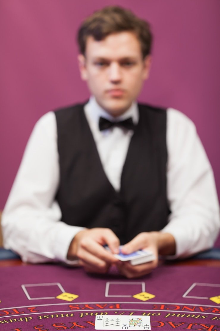 Permainan meja casino klasik seperti poker dan roulette dalam studio dengan dealer profesional